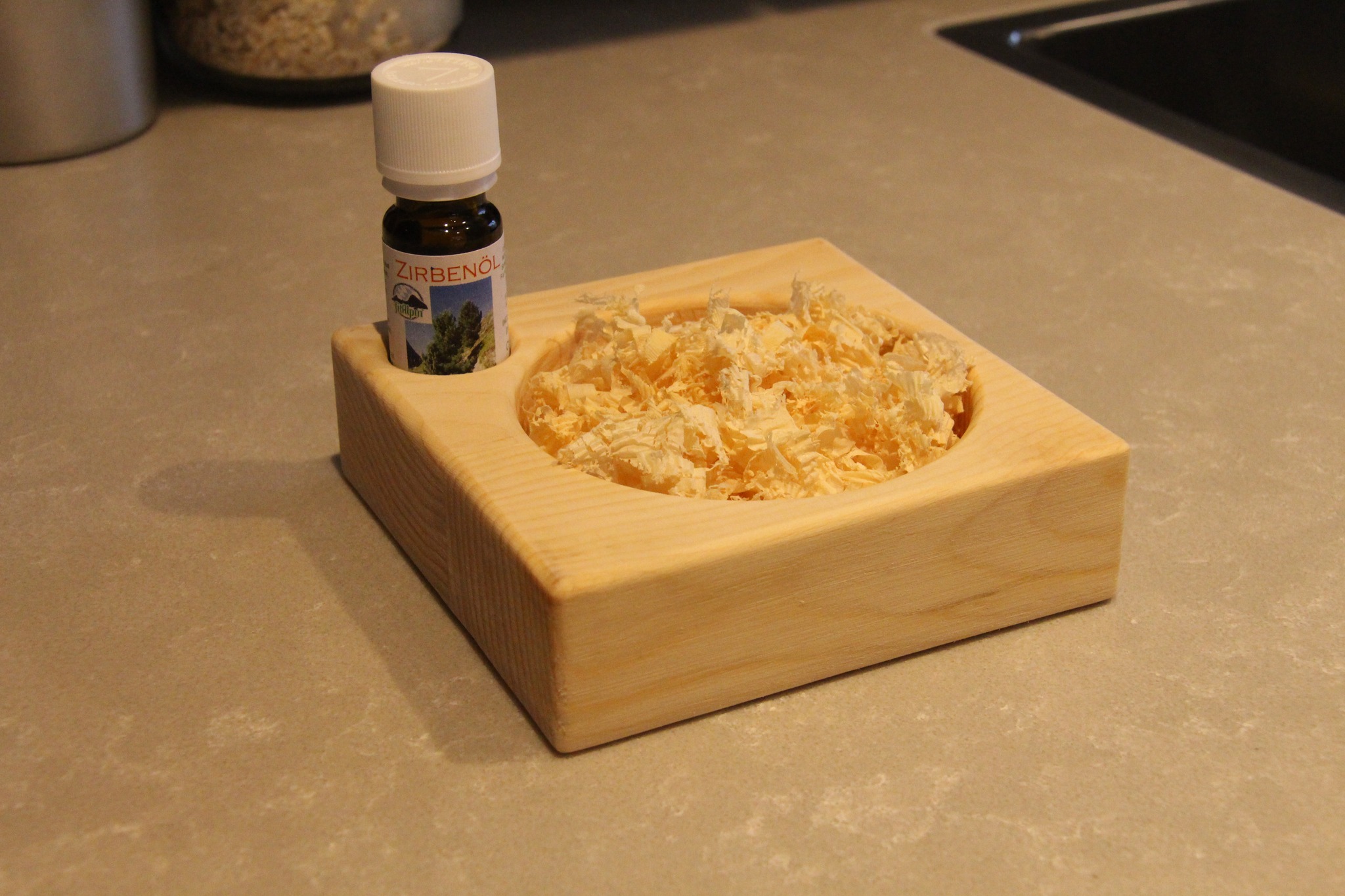 Flacher Duftwürfel aus Zirbenholz